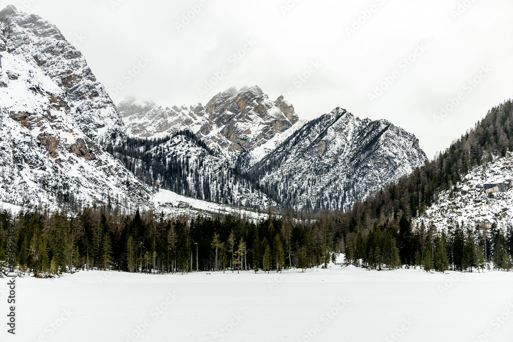 Eine kleine Wanderung auf den verschneiten Pragser Wildsee in den Pragser Dolomiten - Südtirol - Italien