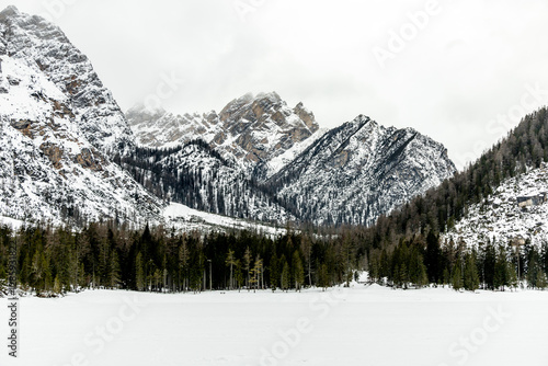 Obraz na płótnie Eine kleine Wanderung auf den verschneiten Pragser Wildsee in den Pragser Dolomiten - Südtirol - Italien w salonie