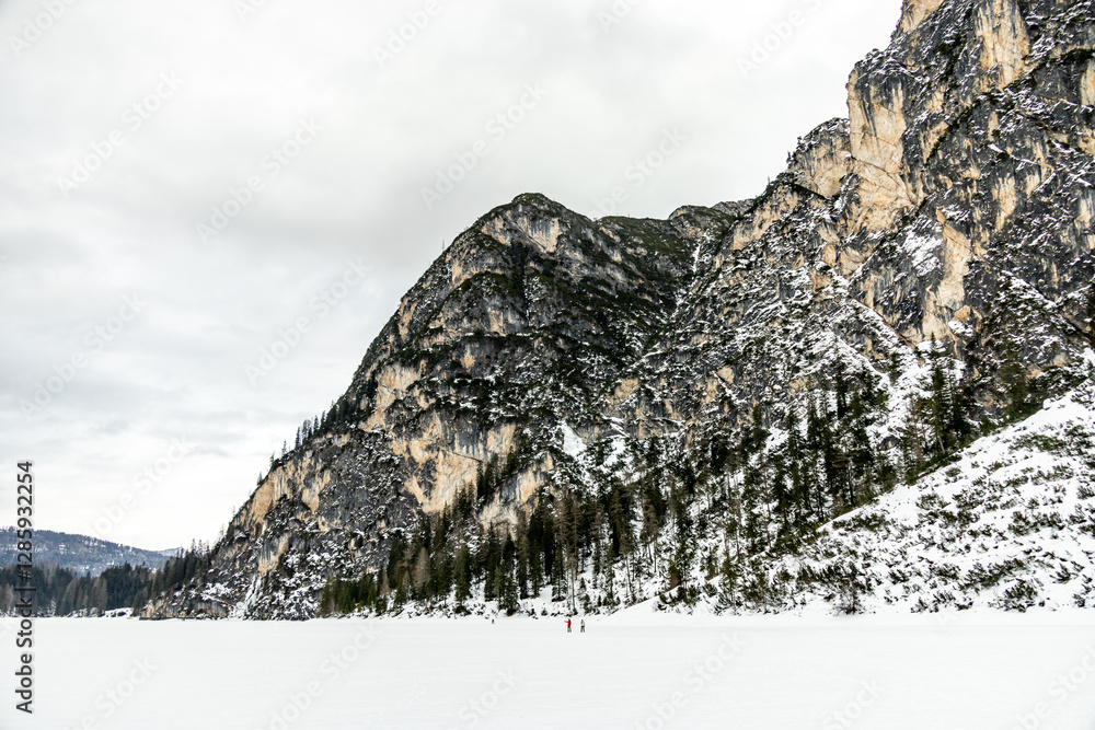 Eine kleine Wanderung auf den verschneiten Pragser Wildsee in den Pragser Dolomiten - Südtirol - Italien