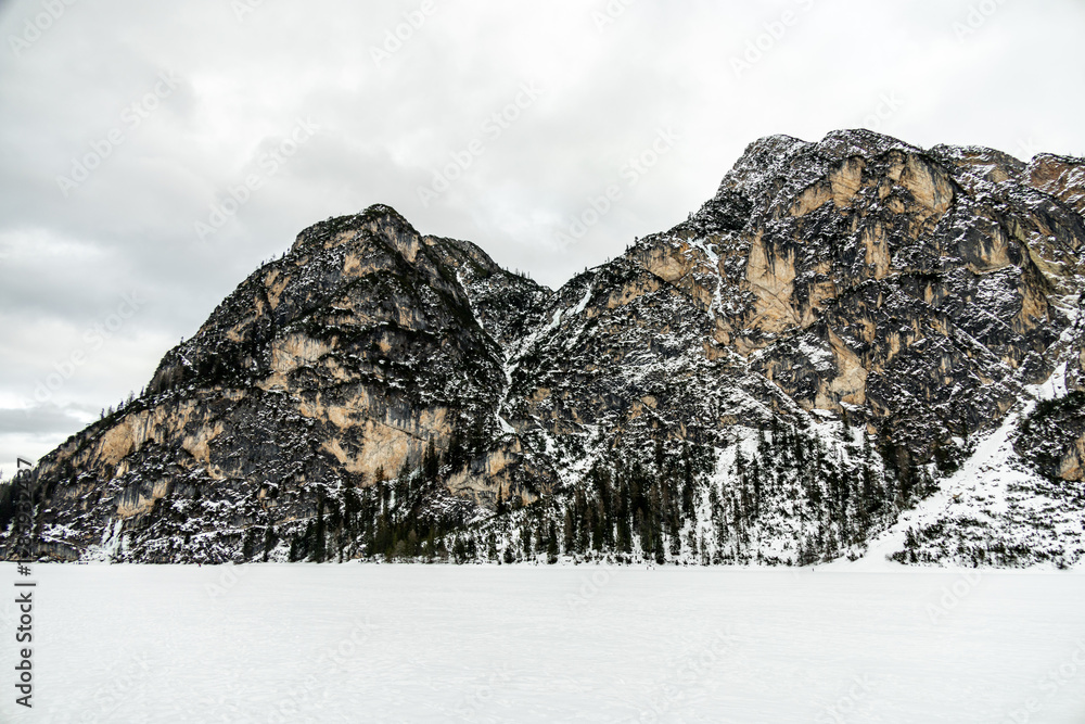 Eine kleine Wanderung auf den verschneiten Pragser Wildsee in den Pragser Dolomiten - Südtirol - Italien