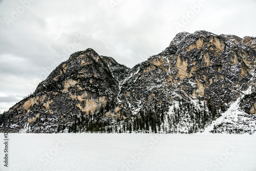 Obraz na płótnie Eine kleine Wanderung auf den verschneiten Pragser Wildsee in den Pragser Dolomiten - Südtirol - Italien w salonie