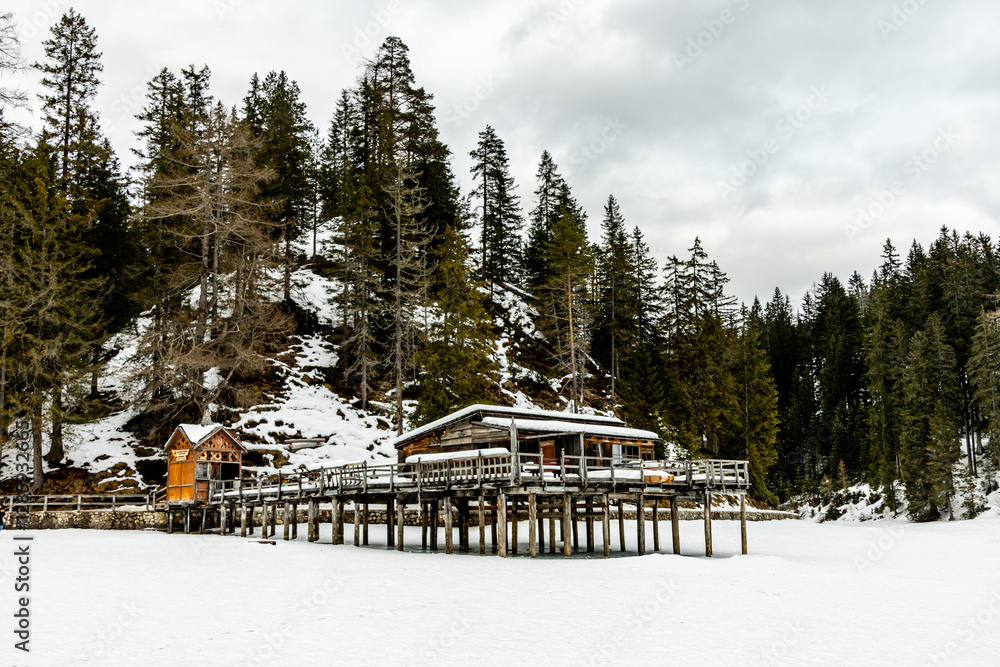 Eine kleine Wanderung auf den verschneiten Pragser Wildsee in den Pragser Dolomiten - Südtirol - Italien