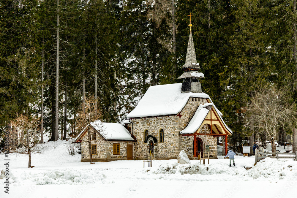 Eine kleine Wanderung auf den verschneiten Pragser Wildsee in den Pragser Dolomiten - Südtirol - Italien