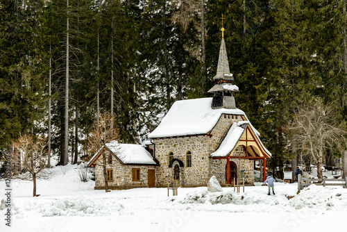 Obraz na płótnie Eine kleine Wanderung auf den verschneiten Pragser Wildsee in den Pragser Dolomiten - Südtirol - Italien w salonie