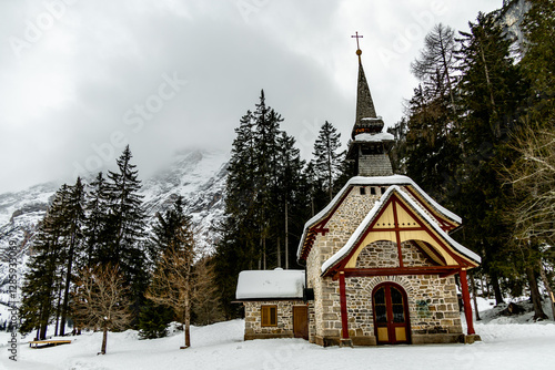 Obraz na płótnie Eine kleine Wanderung auf den verschneiten Pragser Wildsee in den Pragser Dolomiten - Südtirol - Italien w salonie