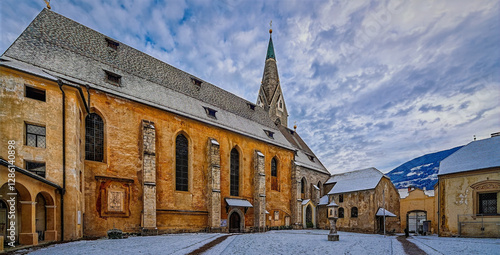 Foto old church in the old town,  Bressanone/Brixen, South Tyrol, Italy, Europe, Dece