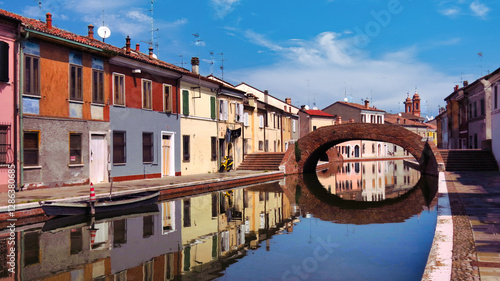le case colorate che si riflettono in un canale di Comacchio