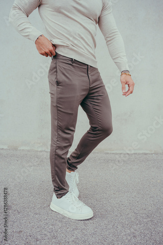 Obraz na płótnie Chico joven tatuado posando con ropa actual en la calle w salonie