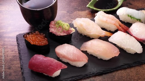 並んでいるお寿司 お箸で持ち上げる