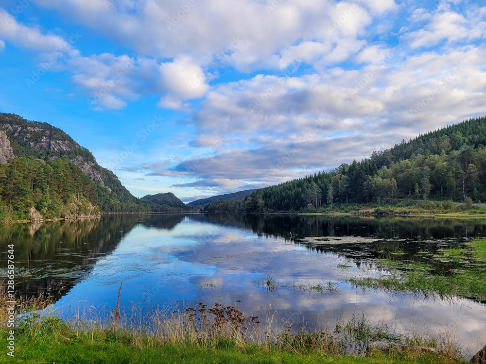 Fototapeta premium lake and mountains