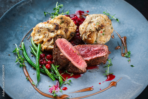 Foto Traditionally roasted fillet of saddle of venison with bread dumplings, mushroom