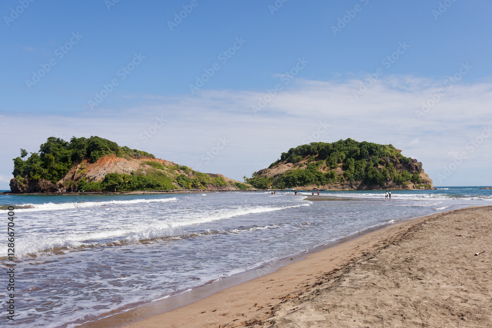 La traversée pour atteindre le tombolo de Sainte-Marie en Martinique. La traversée pour atteindre le tombolo de Sainte-Marie en Martinique.