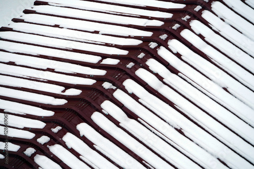 Obraz na płótnie snow fell on the roof and the falling snow formed a symmetrical line on the roof w salonie