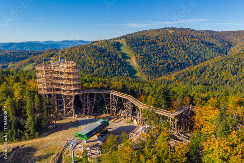 Papier peint Wieża ze ścieżką koronami drzew i szczyt Jaworzyna Krynicka.