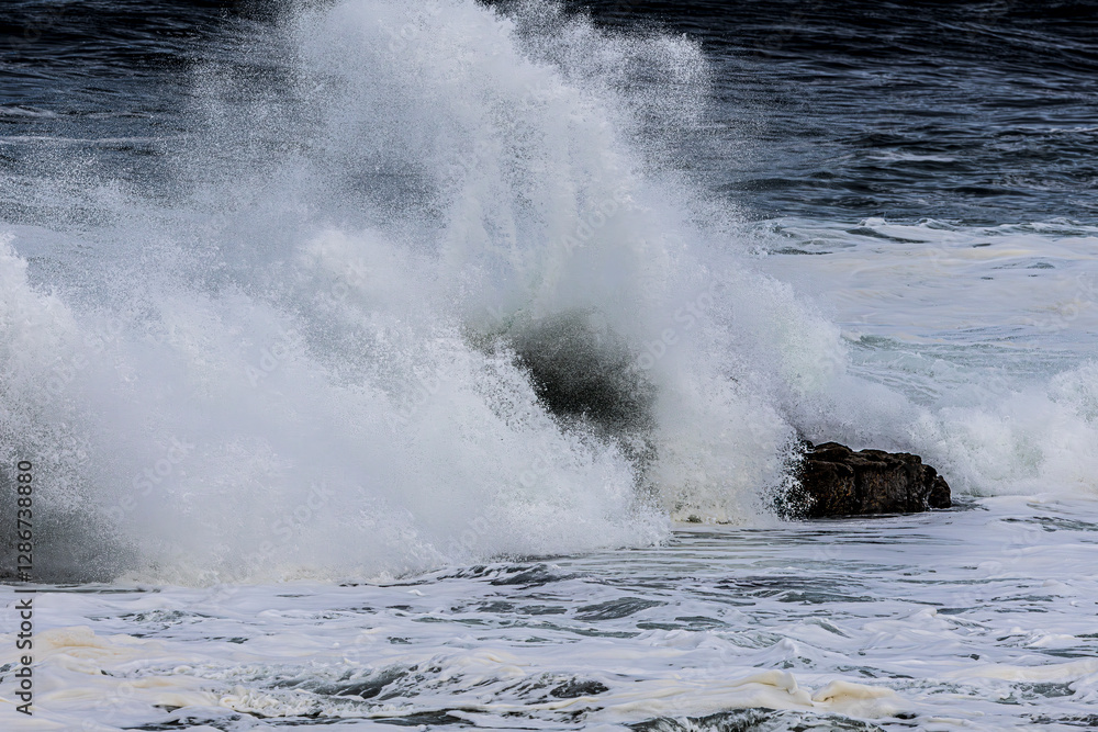Naklejka premium waves crashing on rocks