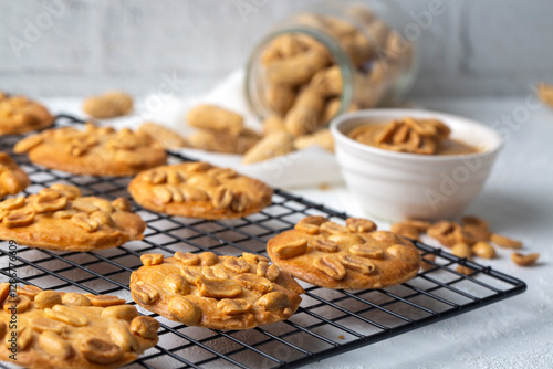 Obraz na płótnie Tasty peanut cookies and butter on beige background w salonie