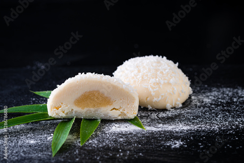 Obraz na płótnie White Mochi Coated with Dried Coconut Flakes w salonie