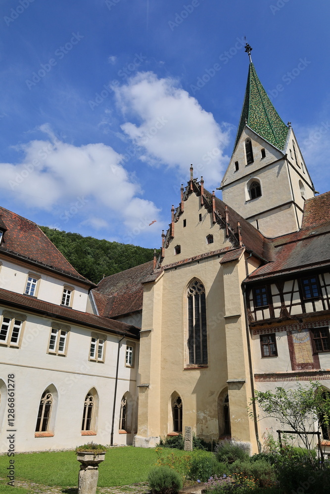 Blick auf Kloster Blaubeuren im Zentrum der Stadt Blaubeuren in Baden-Württemberg Blick auf Kloster Blaubeuren im Zentrum der Stadt Blaubeuren in Baden-Württemberg