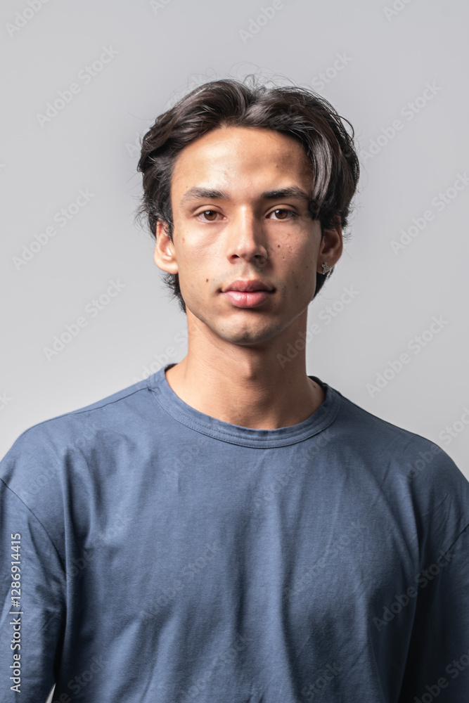 Obraz premium sesión fotográfica de modelo masculino en estudio fondo blanco