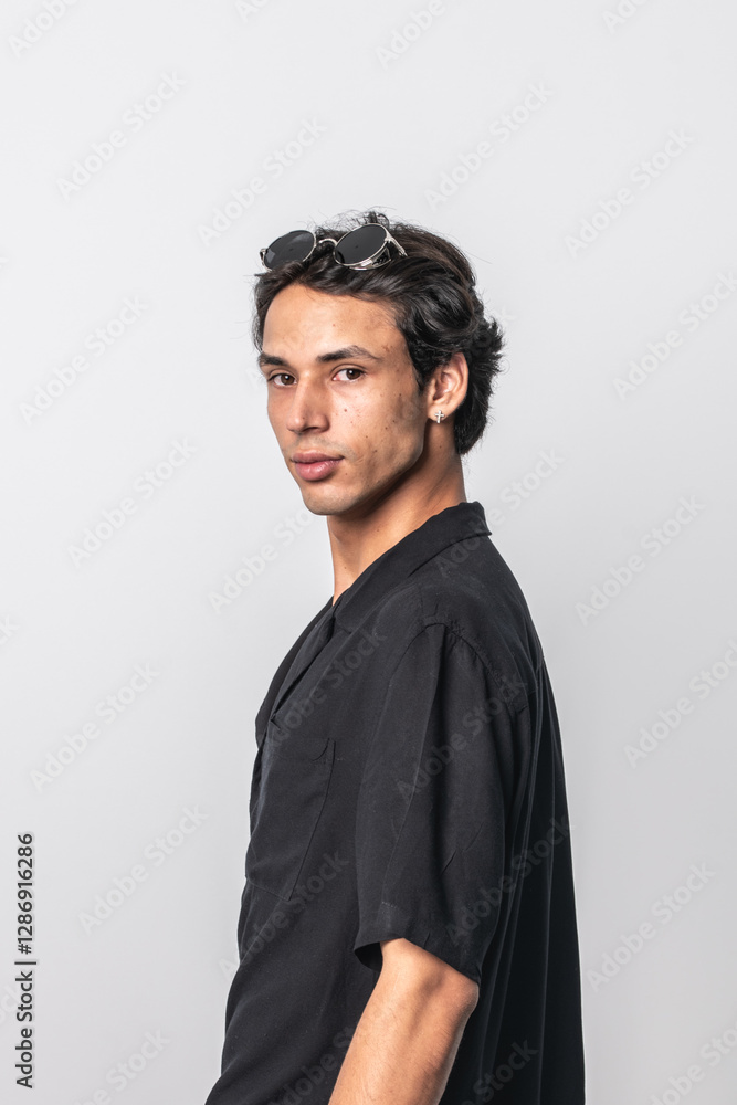 Obraz premium sesión fotográfica de modelo masculino en fondo blanco 