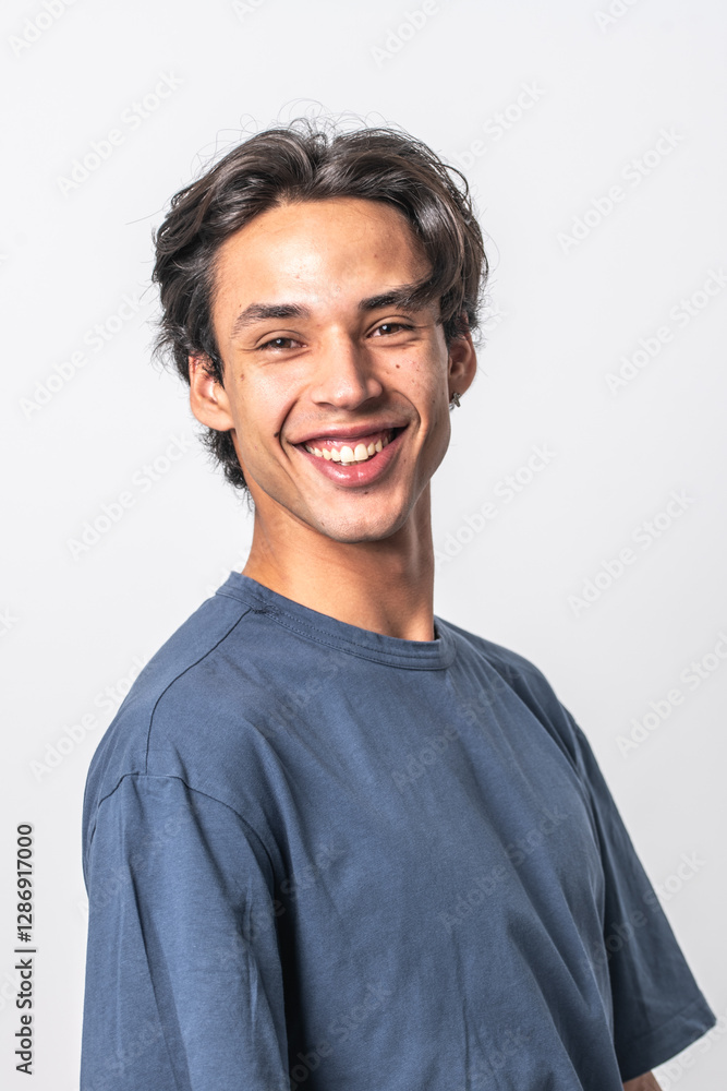 sesión fotográfica de modelo masculino en fondo blanco
sesión fotográfica de modelo masculino en fondo blanco