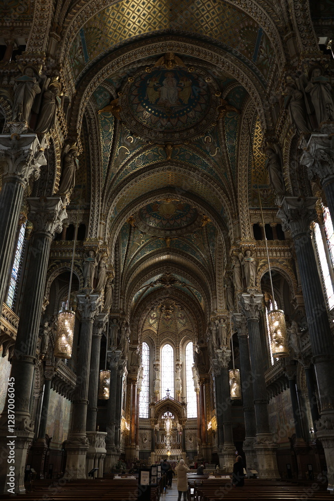 Fototapeta premium Stunning Interiors of Lyon Cathedral – Gothic Architecture and Sacred Beauty