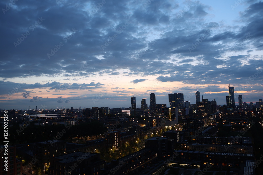 Obraz premium Captivating Sunset Views of Rotterdam – City Skyline at Dusk