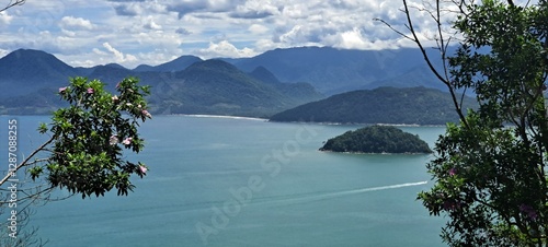 Uma linda vista do mar e de ilhas obtida do alto de um morro, em Ubatuba, litoral norte paulista, brasil