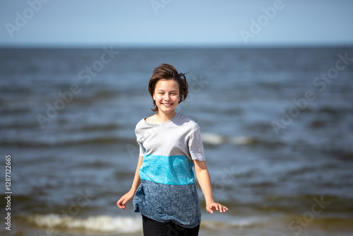 Obraz na płótnie Beautiful girl walking at sea shore w salonie