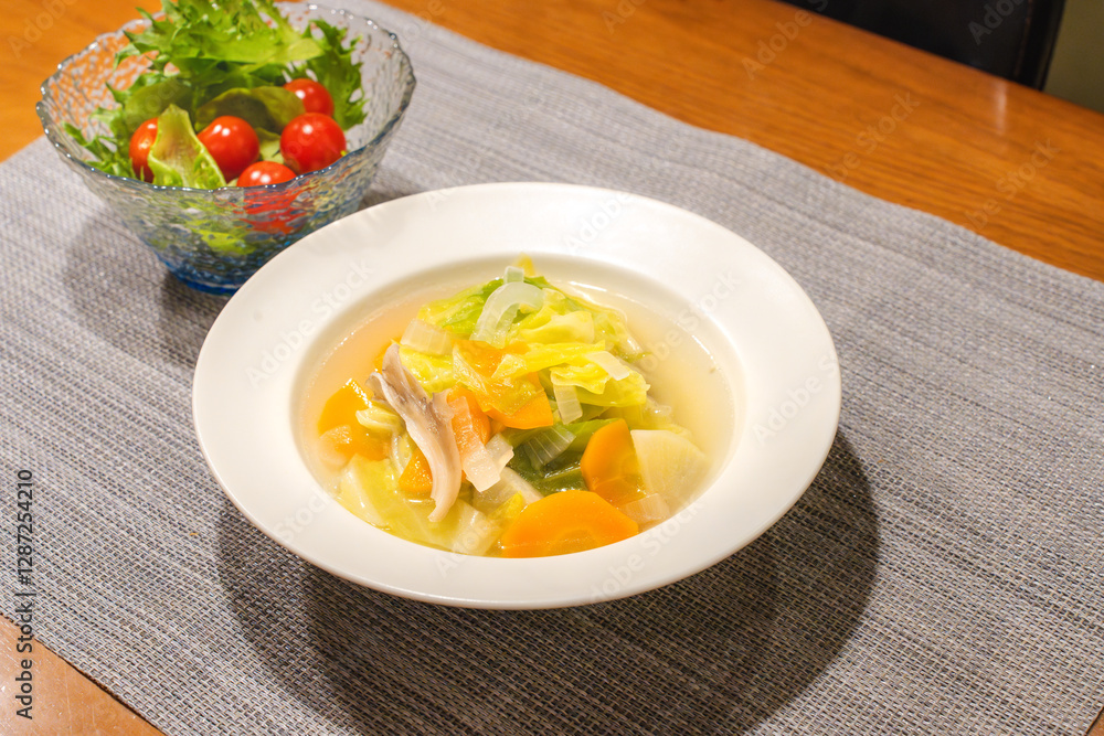 野菜たっぷりのスープとサラダが並ぶ食卓 野菜たっぷりのスープとサラダが並ぶ食卓