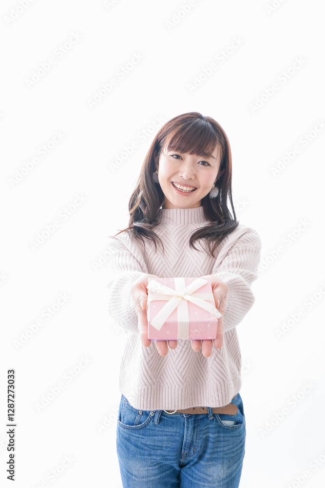 プレゼントを渡す女性 プレゼントを渡す女性