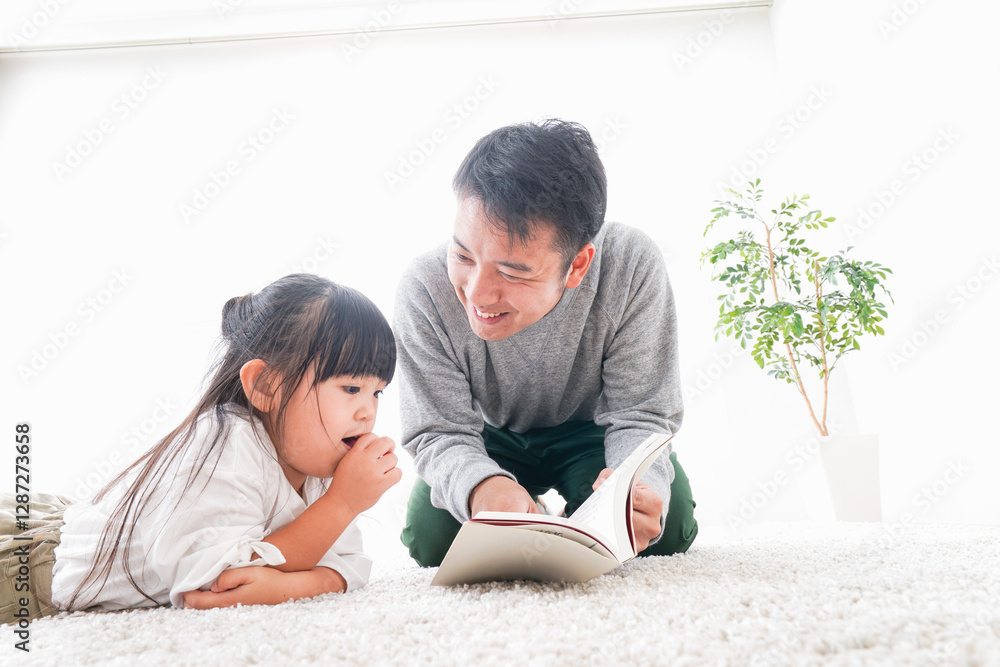 本の読み聞かせをするお父さん 本の読み聞かせをするお父さん