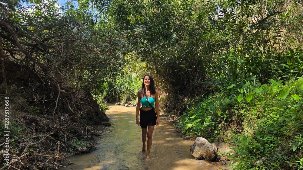Obraz premium woman walking in the woods