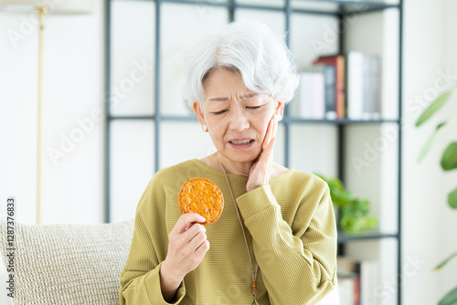 せんべいを食べるシニアの女性 photo