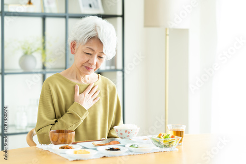 Fototapeta kuchenna 食欲不振のシニアの女性