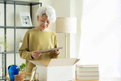 Foto 遺品整理をするシニアの女性
