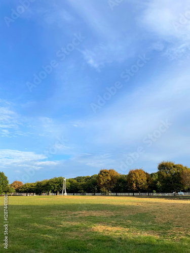 青い空と薄い雲と公園 photo