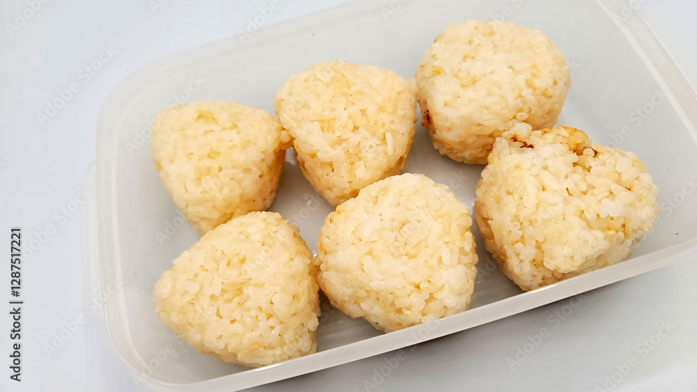 お弁当箱に入ったおむすび・塩むすび・玄米おむすび・3分搗きおむすび/Rice balls in a lunch box, salted rice balls, brown rice rice balls, 3-minute rice balls/도시락에 들어간 기저귀, 소금 무스비, 현미 기저귀, 3분 짠 기저귀 お弁当箱に入ったおむすび・塩むすび・玄米おむすび・3分搗きおむすび/Rice balls in a lunch box, salted rice balls, brown rice rice balls, 3-minute rice balls/도시락에 들어간 기저귀, 소금 무스비, 현미 기저귀, 3분 짠 기저귀