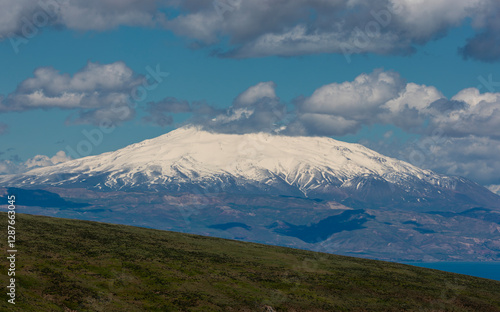 Obraz na płótnie Mount Suphan from the plain of Malazgirt w salonie