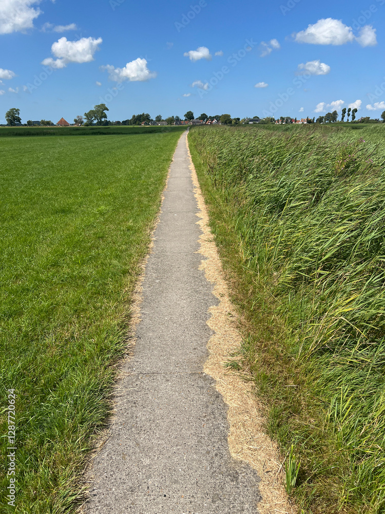 Small path around Lytsewierrum
