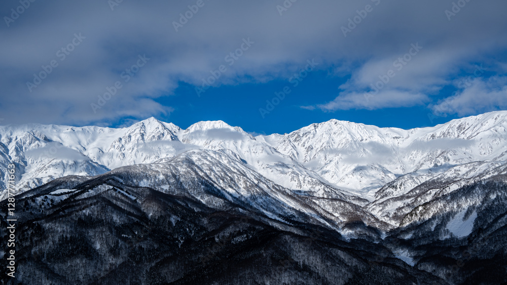 冬の北アルプスの山並み 遠望 長野県白馬村 冬の北アルプスの山並み 遠望 長野県白馬村
