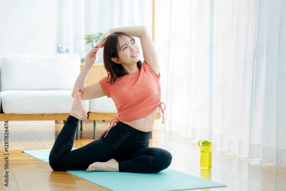 リビングでヨガをする若い女性 リビングでヨガをする若い女性