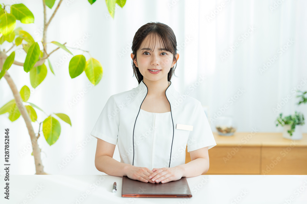 エステティシャンの若い女性