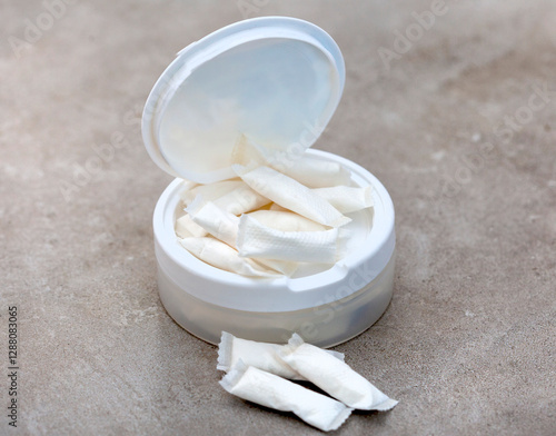 Εκτύπωση καμβά a white container of nicotine pouches