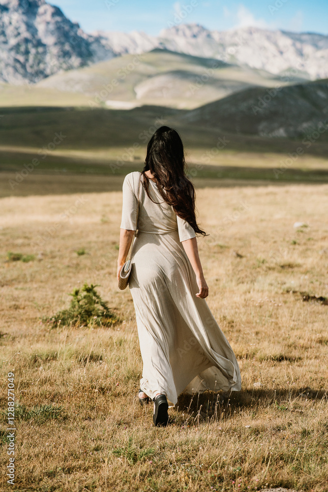 Obraz premium fashion woman walking in the nature 