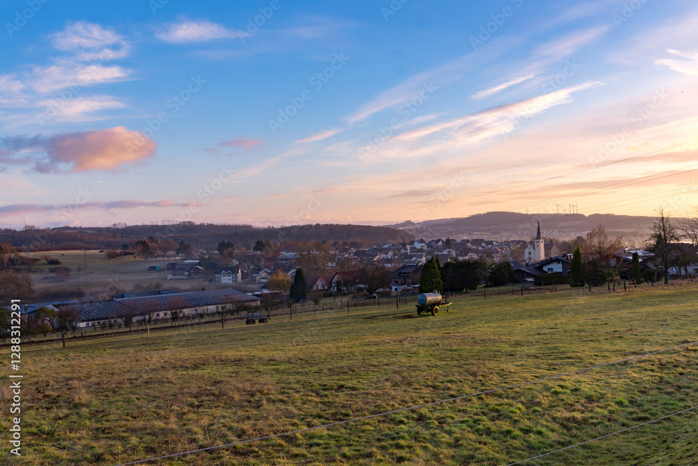 Dorf und Felder im Westerwald bei Sonnenaufgang Dorf und Felder im Westerwald bei Sonnenaufgang