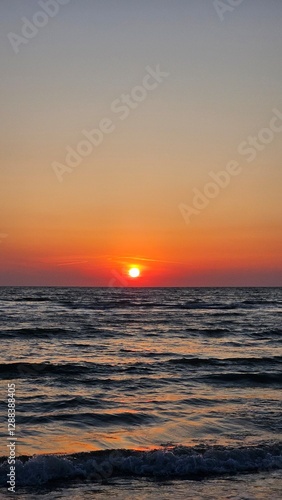 대한민국 인천 영종도 서해바다 해수욕장 겨울의 주황색으로 물든 석양 하늘