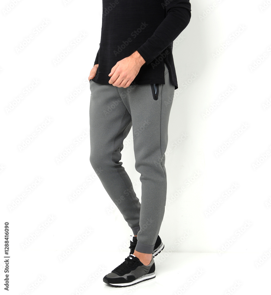 Pantalon de survêtement gris vue de face sur fond blanc Pantalon de survêtement gris vue de face sur fond blanc