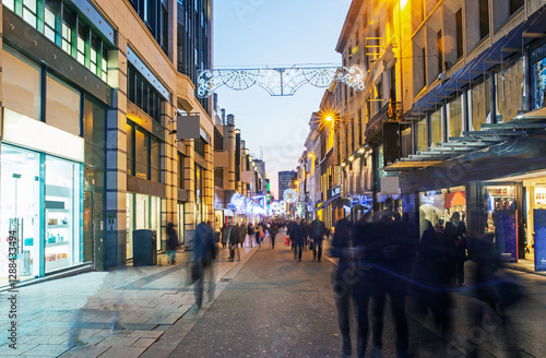Obraz na płótnie Pedestrianised 'Rue Neuve' shopping area of Brussels illuminated at twilight at christmas w salonie