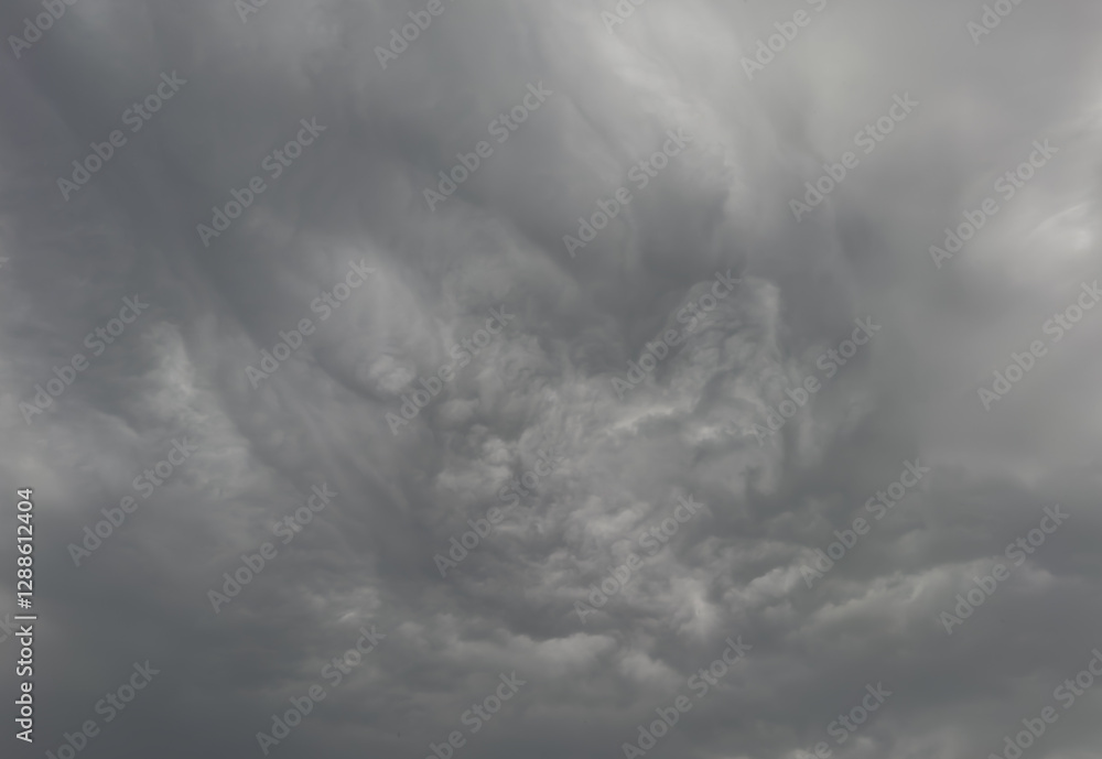 Gewitterwolke sammelt sich zu einem Unwetter am Himmel zusammen
